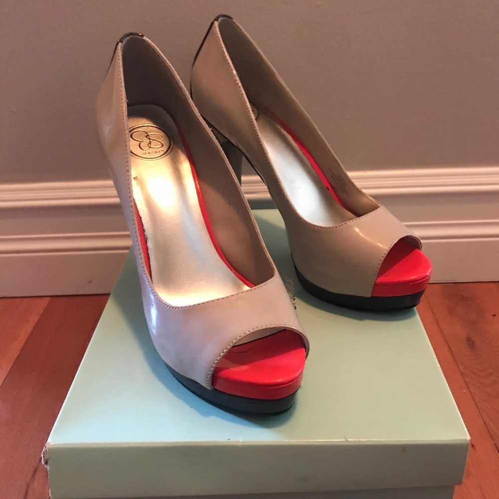 Jessica Simpson platform peep toe pump